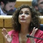 La ministra de Hacienda, María Jesús Montero, ayer, durante la sesión de control al Gobierno en el Senado