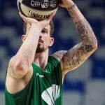 Josh Adams lanza un tiro libre durante un entrenamiento