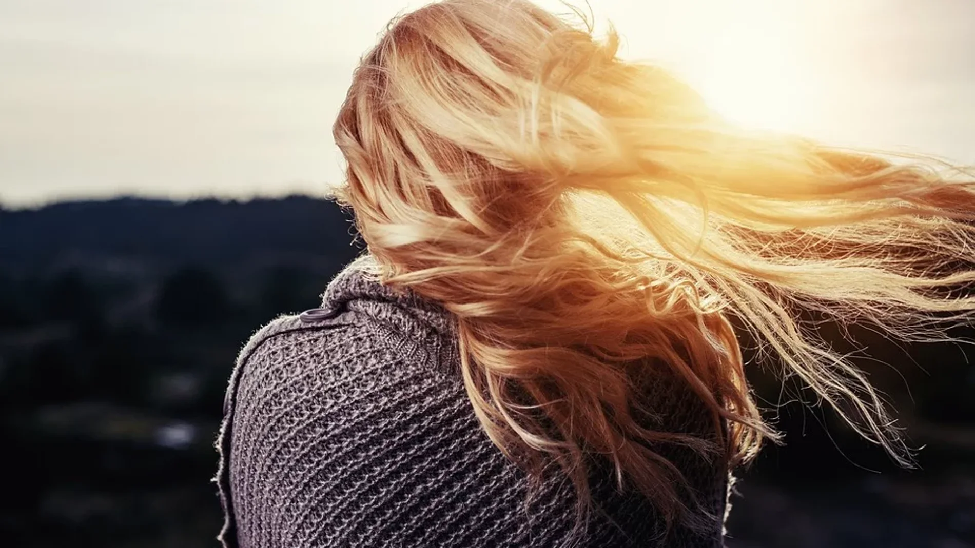 El Instituto Vila-Rovira de Madrid advierten de los falsos mitos que debemos conocer en relación a la alopecia. Entre ellos, “lavarse el pelo todos los días favorece su caída”, “el gel de ducha puede ser utilizado para lavarse el pelo”, “llevar el pelo recogido no perjudica al cabello” o “la alopecia no guarda relación con la grasa del pelo”.