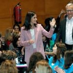 La reina Letizia, en la imagen, junto al alcalde de València, Joan Ribó, a su llegada a la Universidad Politécnica de Valencia, donde preside la proclamación del Premio de Investigación Científica 2020 que concede la Fundación Princesa de Girona. EFE/ Manuel Bruque