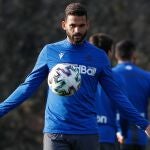 GRAFCAV2555. SAN SEBASTIÁN, 12/02/2020.- El delantero brasileño de la Real Sociedad, Willian José, participa en el entrenamiento celebrado este miércoles en el campo de Zubieta, en la víspera del partido de ida de la semifinal de la Copa del Rey ante el Mirandés. EFE/Juan Herrero