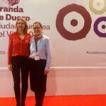 La directora de Turismo de la Junta, Estrella Torrecilla, y la concejala de Turismo del Ayuntamiento de Aranda de Duero, Olga Maderuelo, en el expositor de la Ciudad Europea del Vino