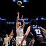 Sergio Llull (c) lanza a canasta