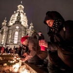 Ciudadanos encienden velas en recuerdo de las 25.000 víctimas de la destrucción de la ciudad de Dresde en 1945/EFE