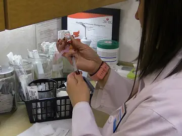 Vacunas contra el herpes zoster La vacuna contra el herpes zóster también puede reducir el riesgo de accidente cerebrovascular, según un estudio