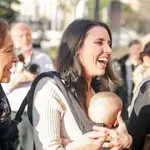 La ministra de Igualdad, Irene Montero (llevando a su hija en brazos)