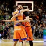 Abalde y Dubljevic se abrazan después de la victoria ante el Barça