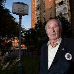 El abuelo de Marta del Castillo, José Antonio Casanueva, ante una placa que recuerda a la adolescente asesinada
