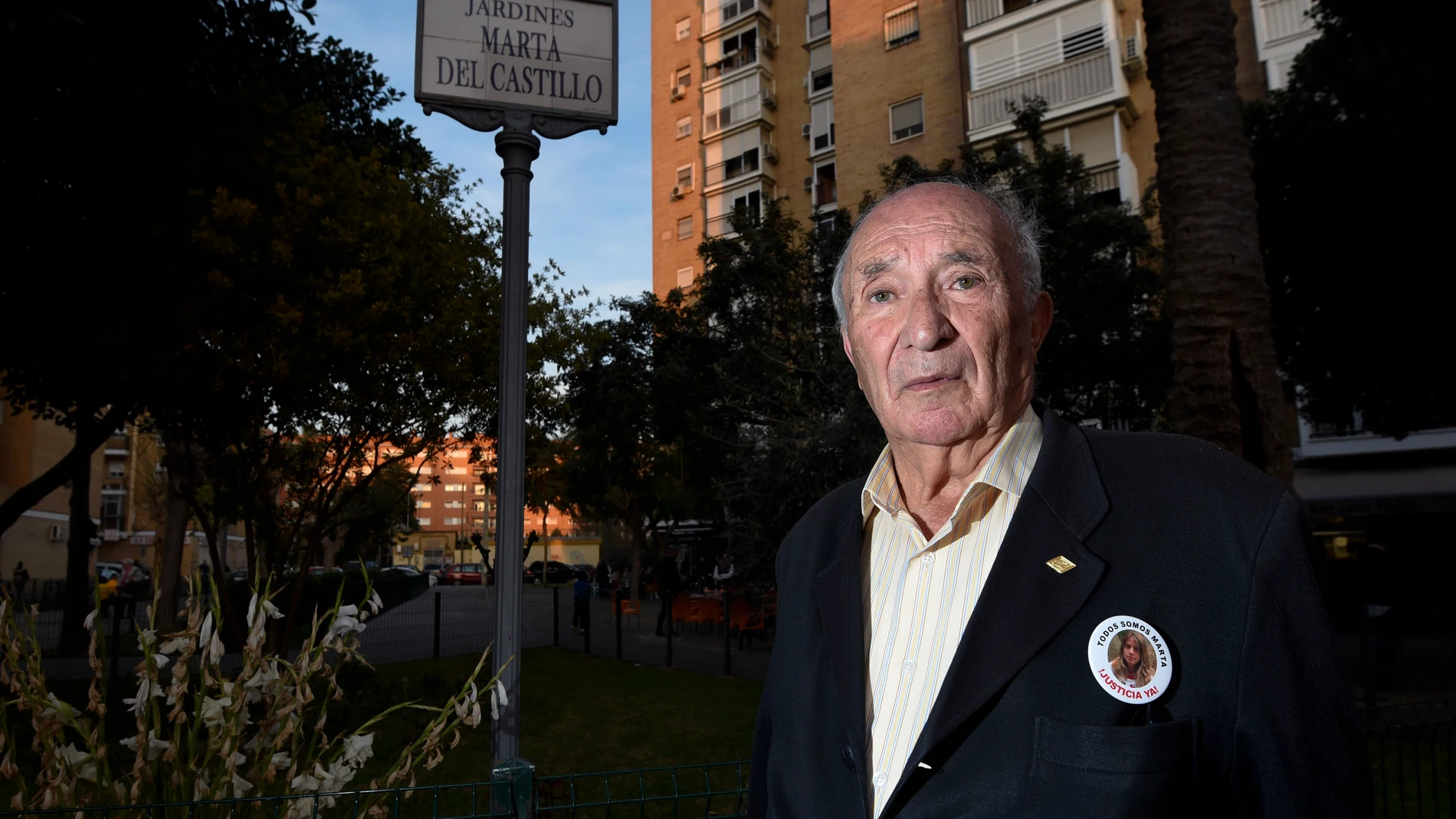 El abuelo de Marta del Castillo, José Antonio Casanueva, ante una placa que recuerda a la adolescente asesinada