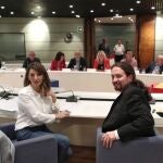 El vicepresidente del Gobierno de Derechos Sociales y Agenda 2030, Pablo Iglesias y la ministra de Trabajo y Economía Social, Yolanda Díaz, posan juntos, antes de la reunión con los sindicatos