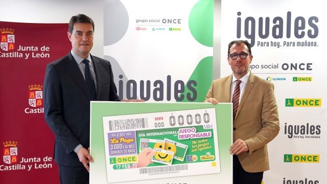 El consejero de la Presidencia, Ángel Ibáñez, y el delegado territorial de la ONCE en Castilla y León, Ismael Pérez, presentan el cupón de este lunes con motivo del Día Internacional del Juego Responsable
