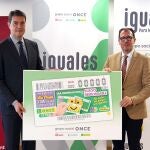 El consejero de la Presidencia, Ángel Ibáñez, y el delegado territorial de la ONCE en Castilla y León, Ismael Pérez, presentan el cupón de este lunes con motivo del Día Internacional del Juego Responsable