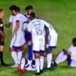 Los jugadores del Cruzeiro intentan engañar al árbitro