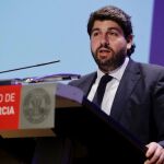 El presidente de la Región, Fernando López Miras, aseguró ayer que el Mar Menor se convertirá de nuevo en una «sopa verde» si la CHS no frena los vertidos de la rambla del Albujón