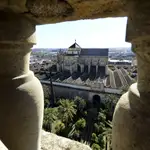 Vista desde la Torre de la Mezquita de Córdoba, un antiguo alminar árabe, posteriormente reconvertido en campanario, y que es el punto más alto de Córdoba, que abre sus puertas al público tras 24 años. Es el mejor mirador de un edificio tan emblemático como la Mezquita de Córdoba, y también de su casco histórico, ambos declarados Patrimonio de la Humanidad y sin embargo lleva cerrado desde 1990, cuando comenzó un proceso de restauración que se ha prolongado durante dos décadas.