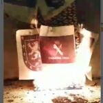 Emblemas de la Guardia Civil ardiendo