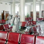 Una fotografía difundida por la oficial Agencia Central de Noticias de Corea del Norte (KCNA) muestra a varias personas rociando desinfectante para combatir el Covid-19 en Pyongyang