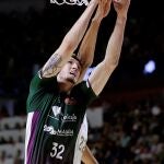 El pivot de Unicaja, Rubén Guerrero, captura un rebote ante el pívot caboverdiano del Real Madrid, Walter Taveres, durante la final de la Copa del Rey