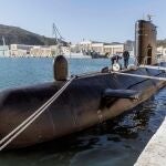Dos marineros en la cubierta del submarino Mistral durante las labores de mantenimiento en el Arsenal de Cartagena.