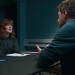 Adam Price (Richard Armitage) y Johanna Griffin (Siobhan Finneran), protagonistas de "No hables con extraños" en un fotograma de la serie