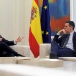 Sánchez recibe a Casado en la Moncloa