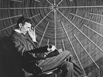 Nikola frente a una bobina de Tesla en su laboratorio de Nueva York, leyendo "Theoria Philosophiae Naturalis" Nikola frente a una bobina de Tesla en su laboratorio de Nueva York, leyendo "Theoria Philosophiae Naturalis"