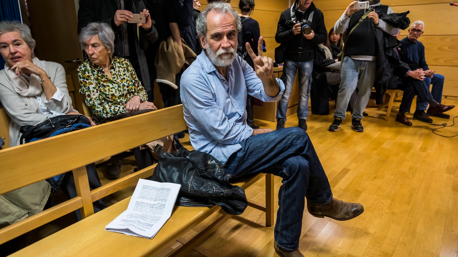 El actor Willy Toledo se sienta en el banquillo acusado de un delitos contra la libertad de conciencia y de ofensa a los sentimientos religiosos y otro delito de obstrucción a la justicia
