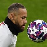 Neymar, antes del partido entre el PSG y el Dortmund