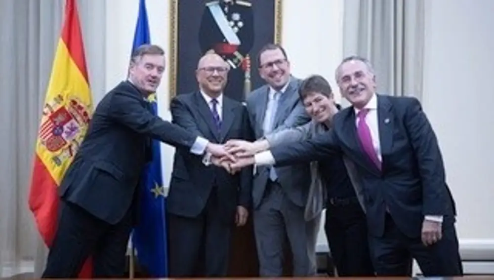 Representantes de las compañías junto al secretario de Estado de Defensa y el secretario general de Industria