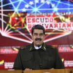 Fotografía cedida por la oficina de Prensa de Miraflores muestra al presidente venezolano Nicolás Maduro durante un acto de gobierno con militares en Caracas (Venezuela).