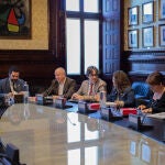 El presidente del Parlament, Roger Torrent (1i); el vicepresidente segundo, Joan García González (2i) y el secretario segundo, David Pérez Ibáñez (3i) durante la reunión de la Mesa, en el Parlament de Catalunya, en Barcelona (España), a 18 de febrero de 2020.18 FEBRERO 2020;POLÍTICADavid Zorrakino / Europa Press18/02/2020