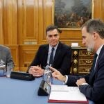(I-D) El vicepresidente del Gobierno de Derechos Sociales y Agenda 2030, Pablo Iglesias; el presidente del Gobierno, Pedro Sánchez; y el Rey Felipe VI, durante la reunión del Consejo de Ministros deliberativo, la cual ha presidido el Rey en la Zarzuela, Madrid (España), a 18 de febrero de 2020.