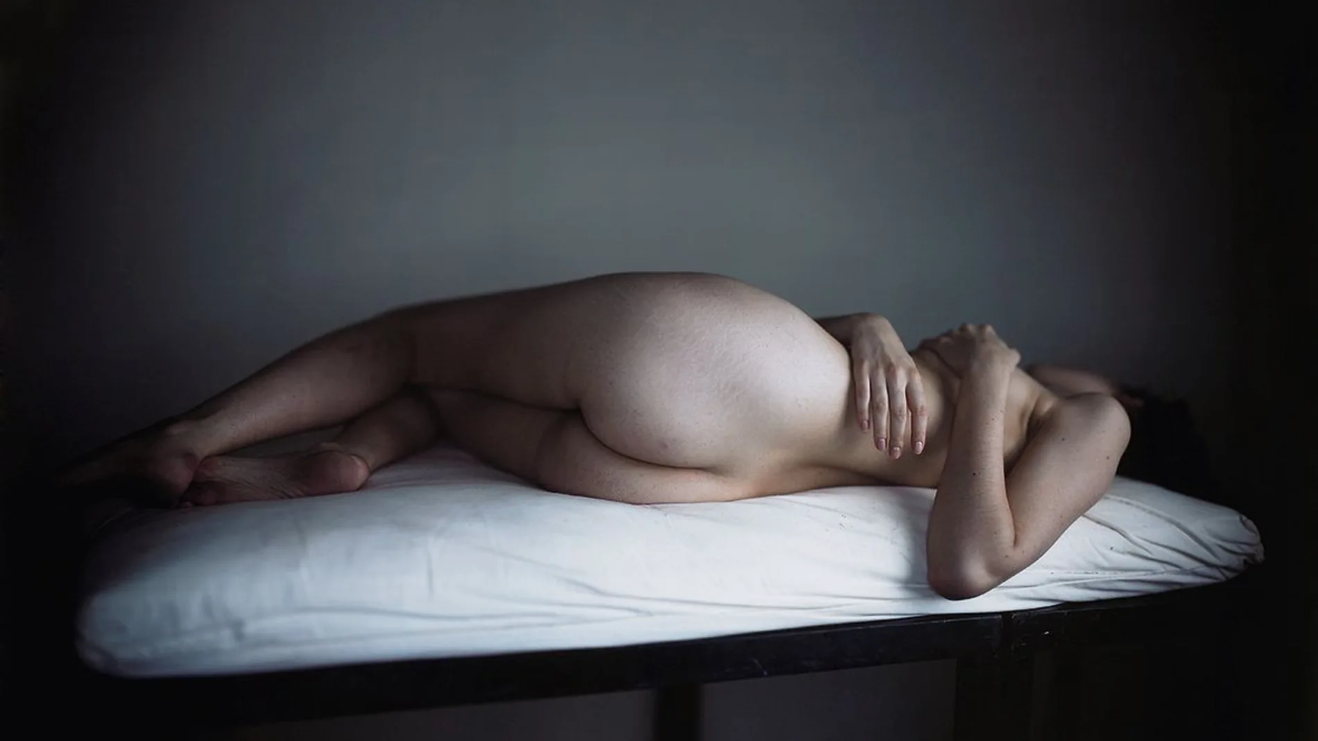 Dormir desnudo nos ayuda a aceptar nuestro cuerpo y mejorar nuestra autoestima, entre otros beneficios.