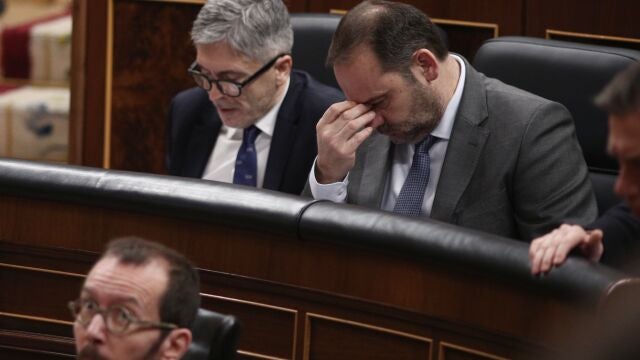 El ministro de Transportes, Movilidad y Agenda Urbana, José Luis Ábalos (dech) y el ministro del Interior, Fernando Grande-Marlaska (izq), durante una sesión de control al Gobierno en el Congreso de los Diputados, Madrid (España), a 19 de febrero de 2020.