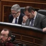 El ministro de Transportes, Movilidad y Agenda Urbana, José Luis Ábalos (dech) y el ministro del Interior, Fernando Grande-Marlaska (izq), durante una sesión de control al Gobierno en el Congreso de los Diputados, Madrid (España), a 19 de febrero de 2020.