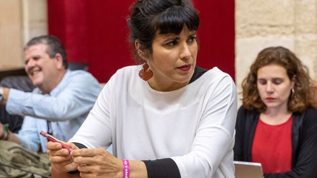 La presidenta del grupo parlamentario de Adelante Andalucía, Teresa Rodríguez, durante su intervención en la sesión de control al Ejecutivo.EFE/Julio Muñoz