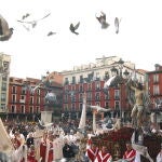 Celebración en Valladolid la Procesión del Encuentro, en la que en el domingo de Resurrección la imagen del Sepulcro Vacío se encuentra con la Virgen de la Alegría
