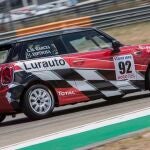 Un Mini en plena acción en la Copa Mini Cooper