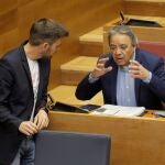 El portavoz socialista en Les Corts, Manolo Mata (d), conversa con el de Compromís, Fran Ferri, durante un pleno del Parlamento valenciano.