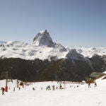 Artouste y en el horizante el imponente Pic du Midi d'Ossau. Foto Bruno Labe