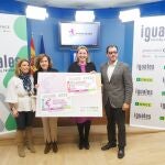 La consejera de Familia e Igualdad de Oportunidades, Isabel Blanco, y el delegado territorial de la ONCE en Castilla y León, Ismael Pérez, presentan dos cupones dedicados a la Igualdad Salarial y al Día de la Mujer.