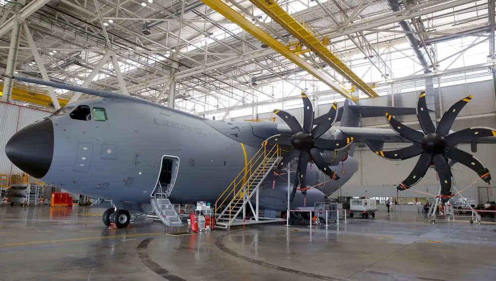 La planta de ensamblaje del avión militar Airbus A400M en la factoría de San Pablo en Sevilla. EFE/Julio Muñoz