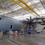 La planta de ensamblaje del avión militar Airbus A400M en la factoría de San Pablo en Sevilla. EFE/Julio Muñoz