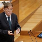 El presidente de la Generalitat, Ximo Puig, durante el pleno de Les Corts donde responde a preguntas de los síndics sobre la coordinación entre Consellerias, la financiación, la privatización de las ITV, las políticas sociales y la situación del sector agrario.