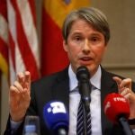 GRAF3505. MADRID, 20/02/2020.- El subsecretario de Estado adjunto de EE.UU. para la política de informacion y comunicaciones cibernéticas e internacionales, Robert Strayer, ofrece este jueves unas declaraciones sobre su visita a España, con cuyo Gobierno tratará asuntos como las redes 5G y la ciberseguridad. EFE/J.J. Guillén