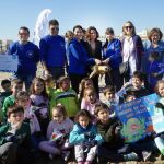 Un grupo de escolares participa en una suelta de tortugas en la playa de Las Arenas