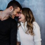 Tras el momento más romántico del año: San Valentín, las parejas vuelven a la normalidad, y tienden a relajarse y ser menos detallistas o perder ese momento efusivo concentrado en un día.
