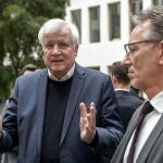 El ministro del Interior alemán, Horst Seehofer junto a Holger Muench, alto mando policial