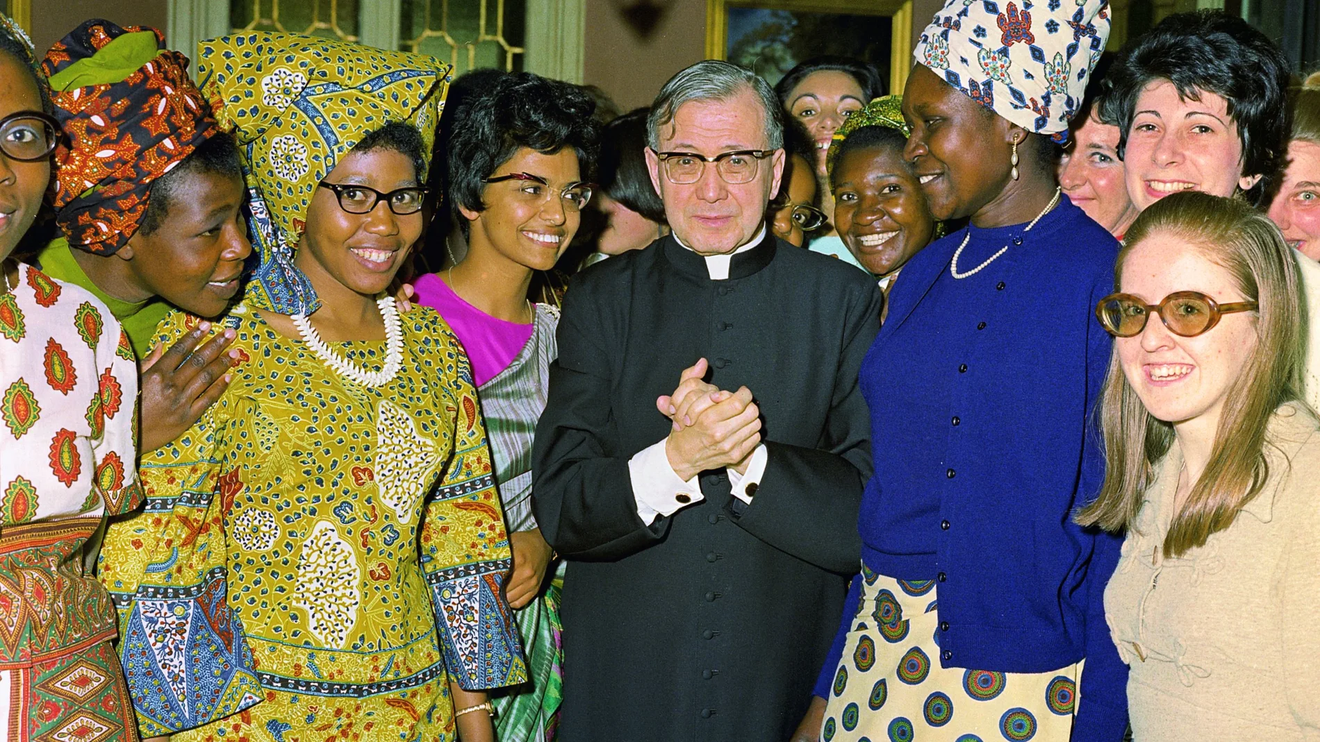 San Josemaría Escrivá de Balaguer con un grupo de jóvenes en Villa Sachetti, Roma (Italia)