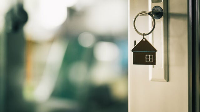 Llaves en la puerta de una casa